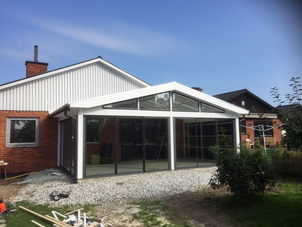 Färdigt byggprojekt med garage och uppfart
